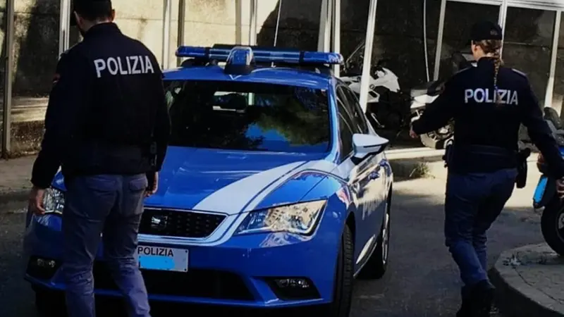 Sul posto la Polizia, che ha fermato uno dei due ladri