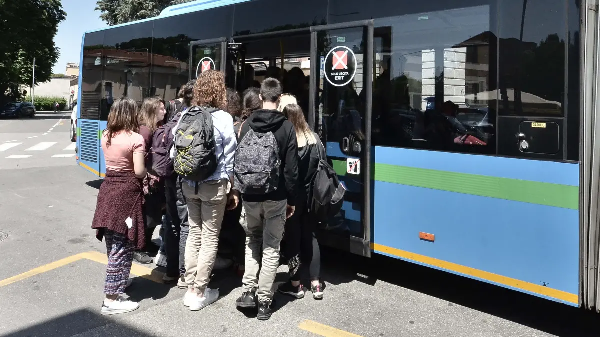 Studenti pronti a salire su un autobus