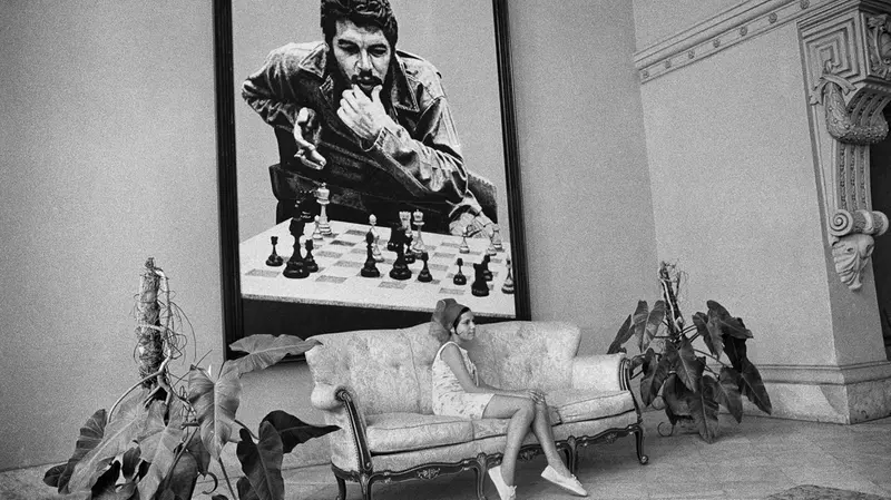 Gian Butturini, una foto di Che Guevara che gioca a scacchi, Cuba