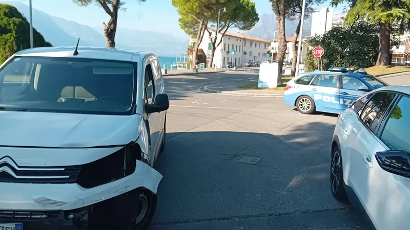 L'auto coinvolta nell'incidente in riva al lago