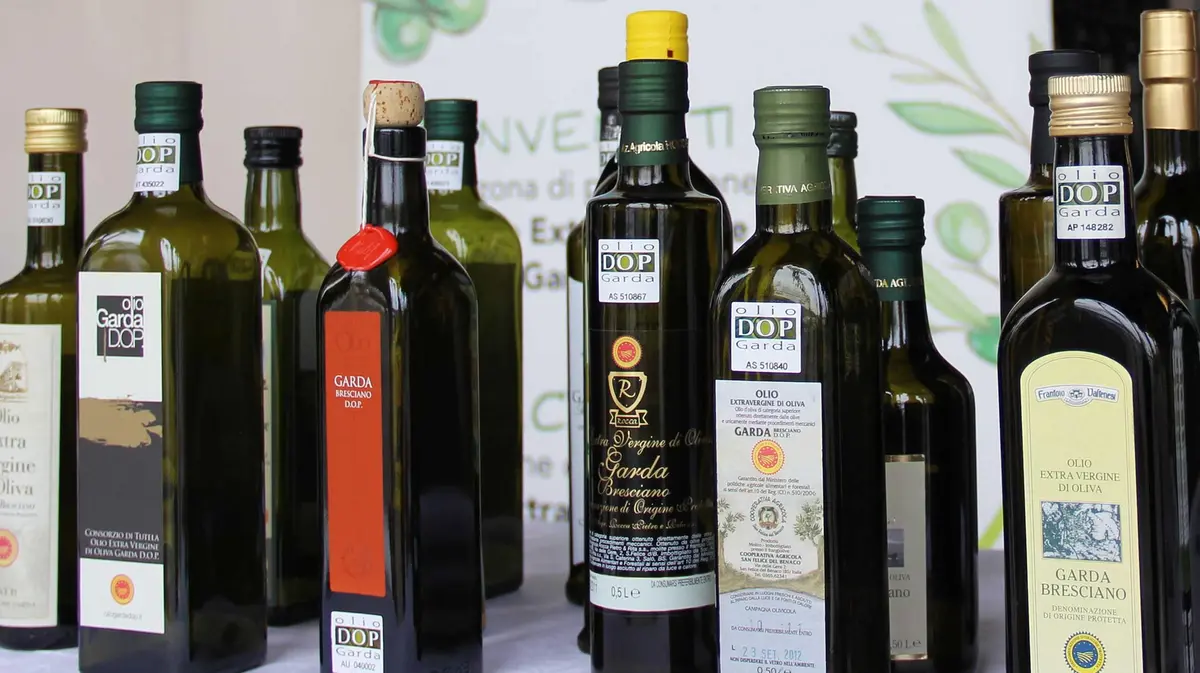 Bottiglie di olio del Garda, immagine d'archivio
