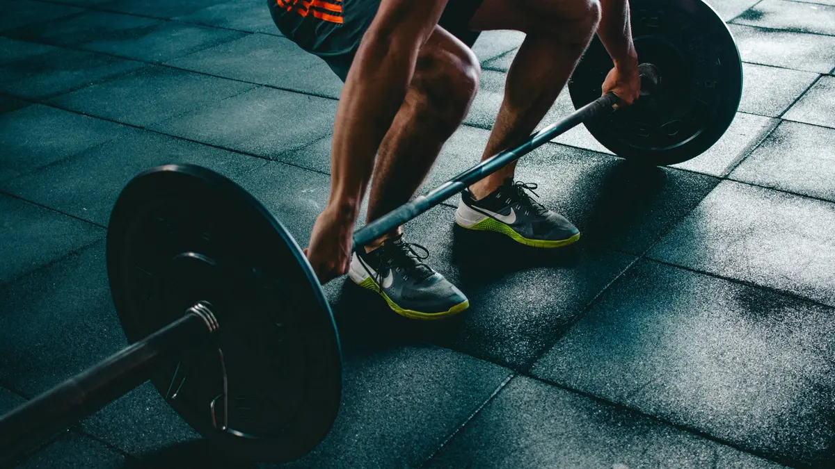 Una persona si allena in palestra