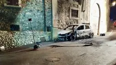 Una delle due auto distrutte dalle fiamme
