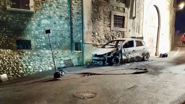 Una delle due auto distrutte dalle fiamme
