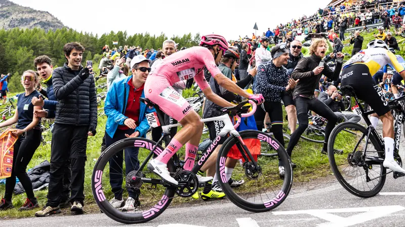 Il Mortirolo nel 2024: la folla applaude la maglia rosa Pogacar