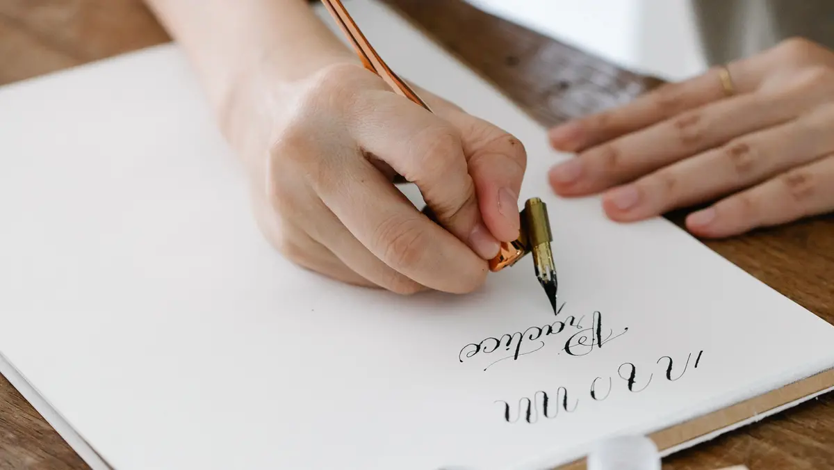 La calligrafia è l’arte di tracciare le lettere secondo un modello di scrittura