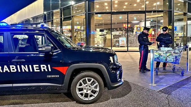 I carabinieri sono intervenuti in un supermercato di Breno