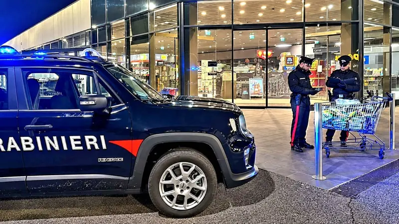 I carabinieri sono intervenuti in un supermercato di Breno