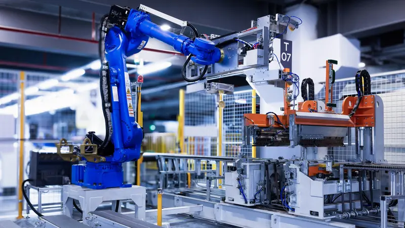 Un braccio robotico in un'azienda