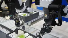 Un robot al lavoro in una linea produttiva