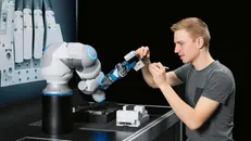Un cobot e una persona