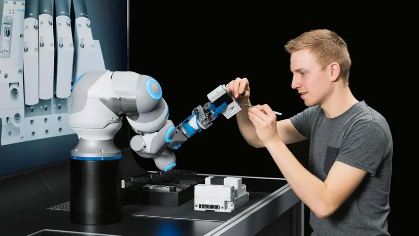 Un cobot e una persona