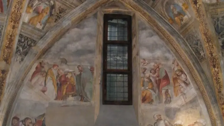 Un dettaglio dell'interno della chiesa di Sant'Antonio a Breno - © www.giornaledibrescia.it
