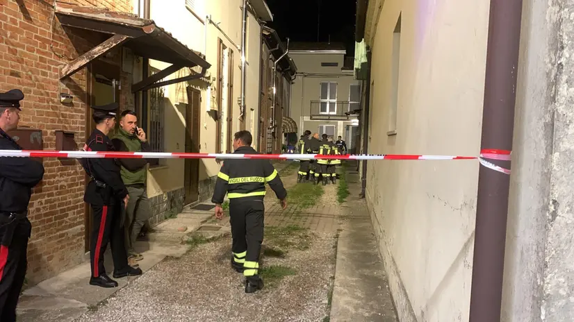 Forze dell'ordine e operatori del 118 sul posto - Foto Ansa © www.giornaledibrescia.it