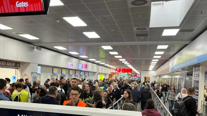 Persone in attesa in aeroporto - Foto d'archivio Ansa © www.giornaledibrescia.it