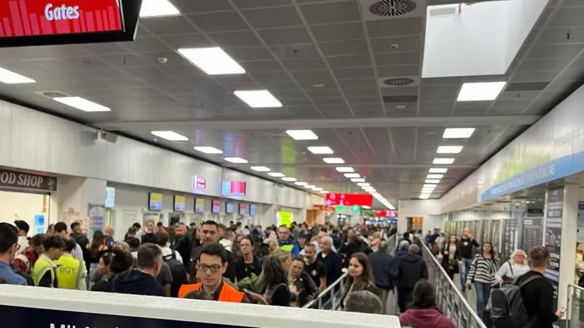 Persone in attesa in aeroporto - Foto d'archivio Ansa © www.giornaledibrescia.it