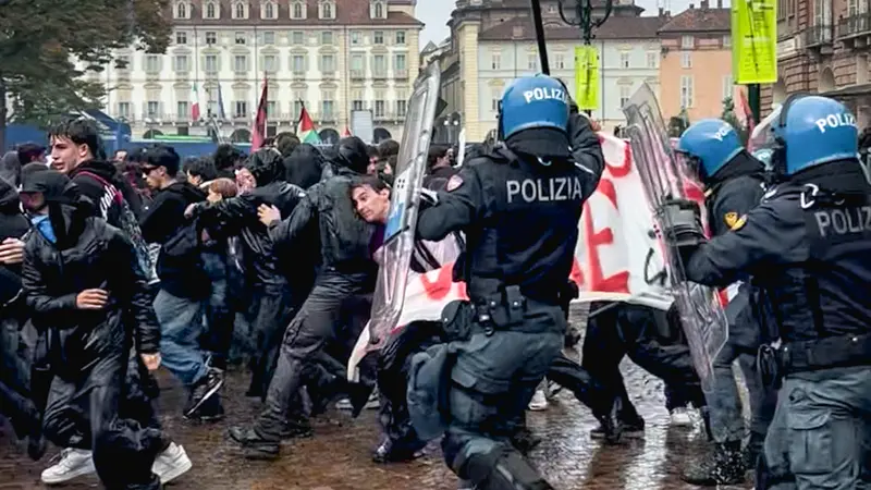 Una carica della Polizia a Torino - Foto Ansa © www.giornaledibrescia.it