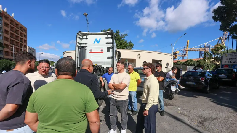 La protesta degli autotrasportatori al molo Santa Lucia di Palermo - Foto Ansa © www.giornaledibrescia.it