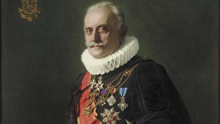 Claes Lagergren con la fascia di gran croce dell'Ordine di San Gregorio Magno e la divisa da Cameriere Segreto di Spada e Cappa di Sua Santità