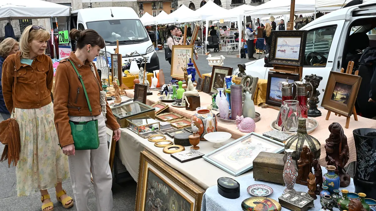 Il mercatino dell'antiquariato in piazza Vittoria - Foto Comune di Brescia/Christian Penocchio