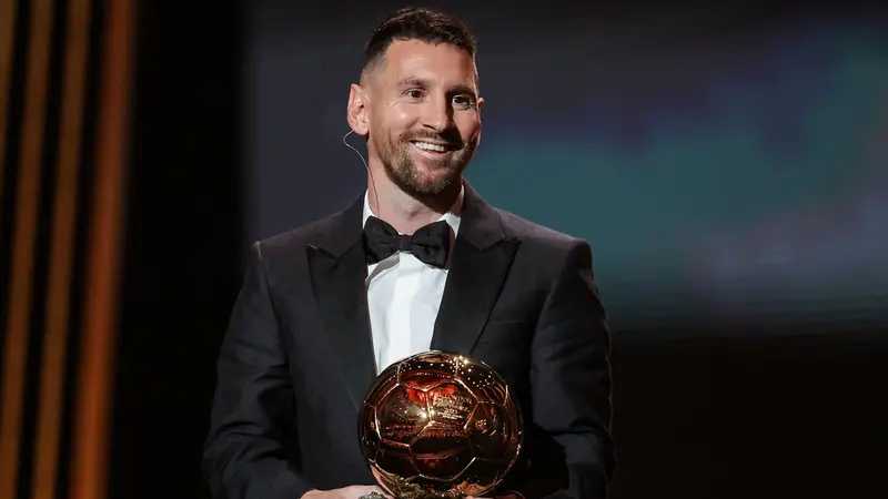 Messi con il Pallone d'Oro nel 2023 - Foto Afp/Franck Fife © www.giornaledibrescia.it