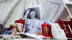 L'immagine di Papa Leone XIV fuori dal Gemelli - Foto Ansa © www.giornaledibrescia.it
