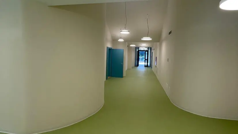 Gli interni del nuovo polo scolastico dell'infanzia di Nave