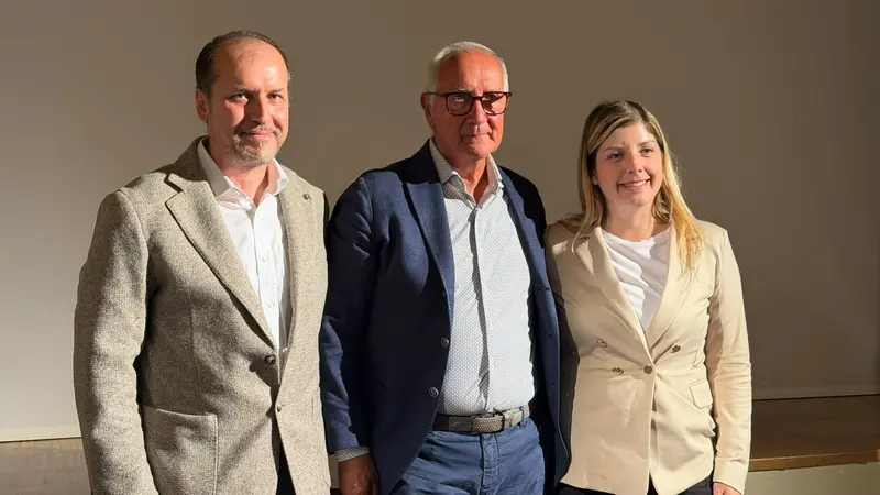 Giuseppe Martinelli alla serata di Rovato con la sindaca Bergo e il presidente di Educare Futuro Bergomi - Foto © www.giornaledibrescia.it