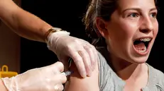 Una ragazza che si vaccina