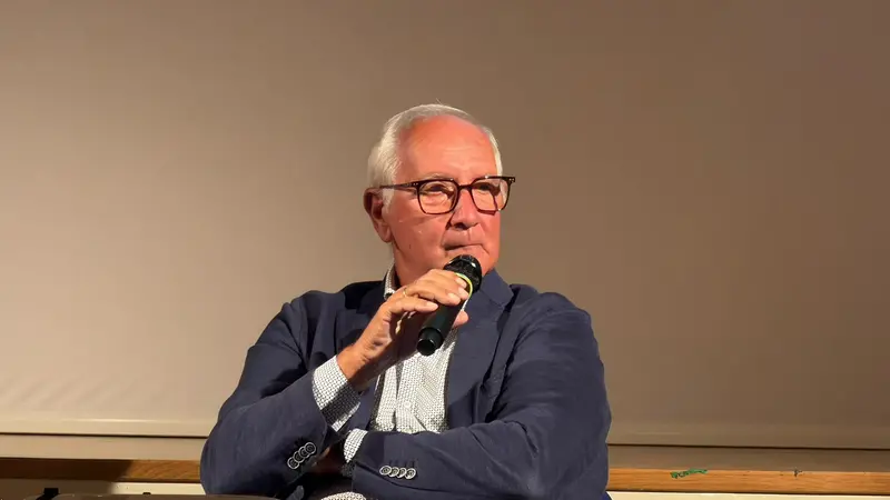Giuseppe Martinelli parla nella serata in suo onore a Rovato // foto Giornale di Brescia