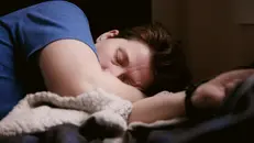 Un uomo che dorme