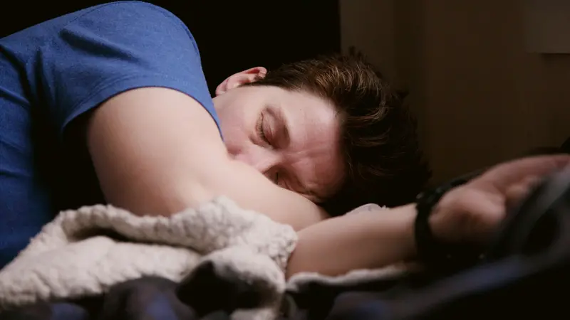 Un uomo che dorme