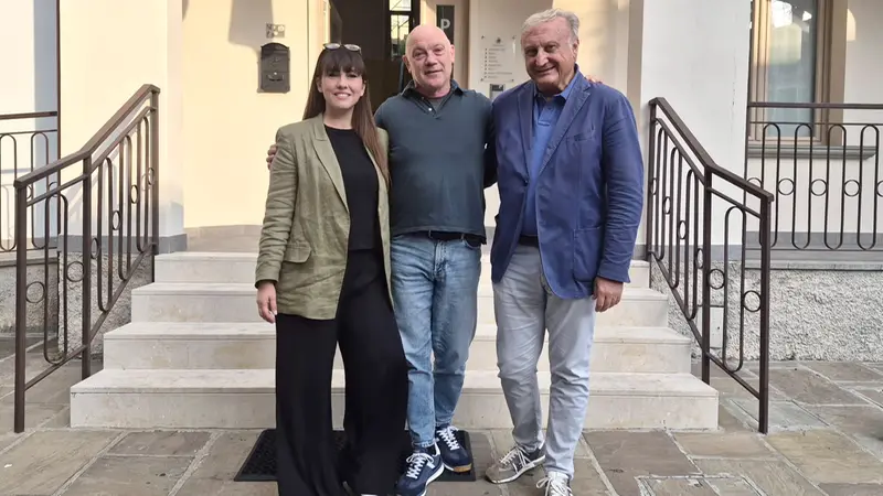 Il sindaco Aristide Peli tra i conduttori Elisabetta Del Medico e Marco Recalcati - © www.giornaledibrescia.it