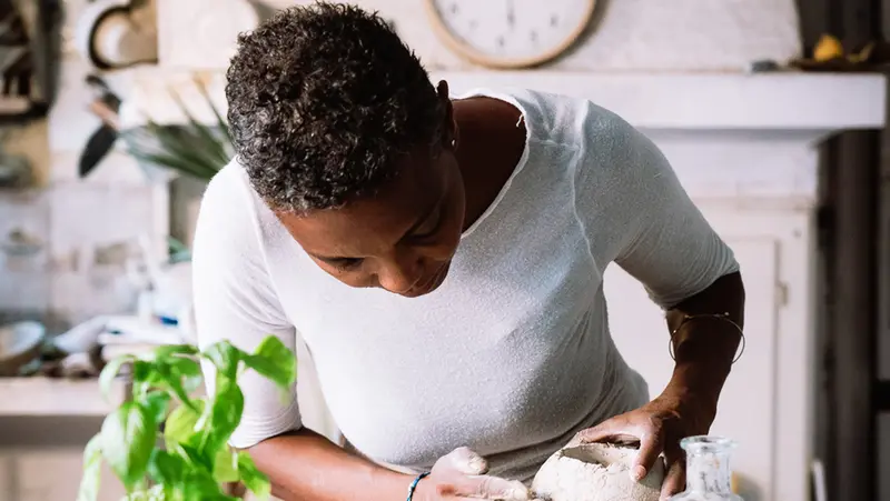 Monica Bispo nel suo atelier