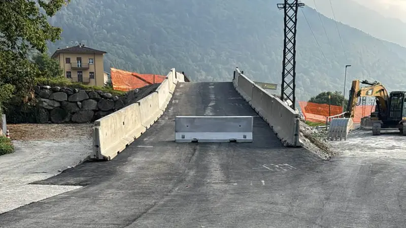 Il ponte provvisorio percorribile solo di giorno