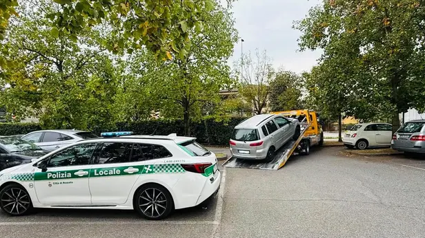 Una delle auto sequestrate - © www.giornaledibrescia.it