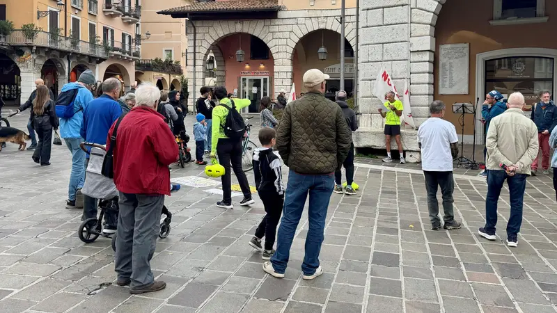 Alcuni attivisti contro la stazione Tav - © www.giornaledibrescia.it
