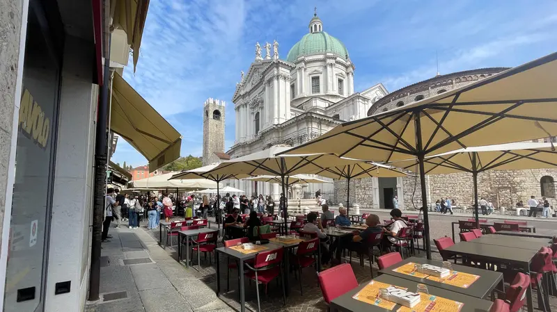 Una foto recente di una tranquilla mattina in Piazza Paolo VI