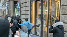 Ancora guerriglia a Milano: negozi saccheggiati e scontri con la polizia
