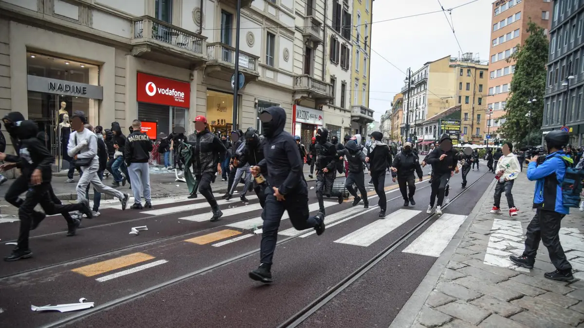 Alcuni dei ragazzi che hanno saccheggiato Milano - Foto Ansa © www.giornaledibrescia.it