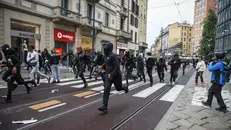 Alcuni dei ragazzi che hanno saccheggiato Milano - Foto Ansa © www.giornaledibrescia.it