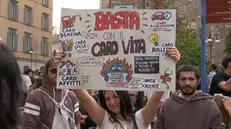 Uno dei cartelli mostrati durante la manifestazione di sabato - © www.giornaledibrescia.it