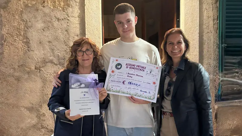 Riccardo consegna l’assegno a «I bambini Dharma» © www.giornaledibrescia.it