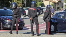 I Carabinieri fuori dall'Antonietti di Iseo