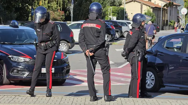 I Carabinieri fuori dall'Antonietti di Iseo