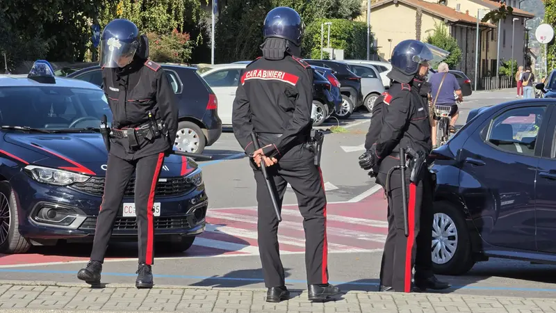I Carabinieri fuori dall'Antonietti di Iseo