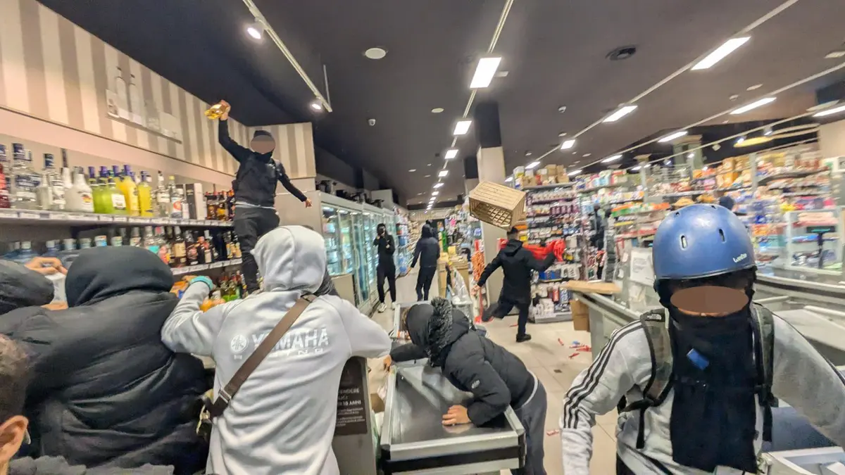 Gli scontri a Milano - Foto Ansa © www.giornaledibrescia.it