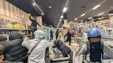 Gli scontri a Milano - Foto Ansa © www.giornaledibrescia.it