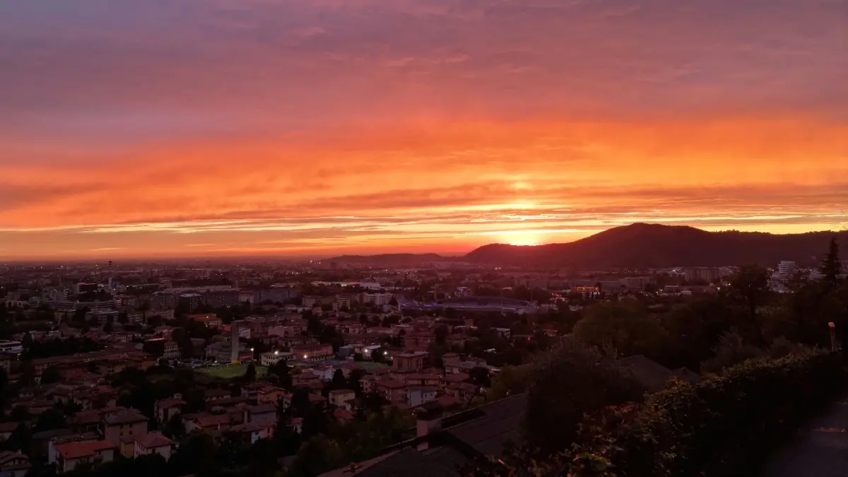 Un tramonto autunnale visto dal colle di San Giuseppe - © www.giornaledibrescia.it