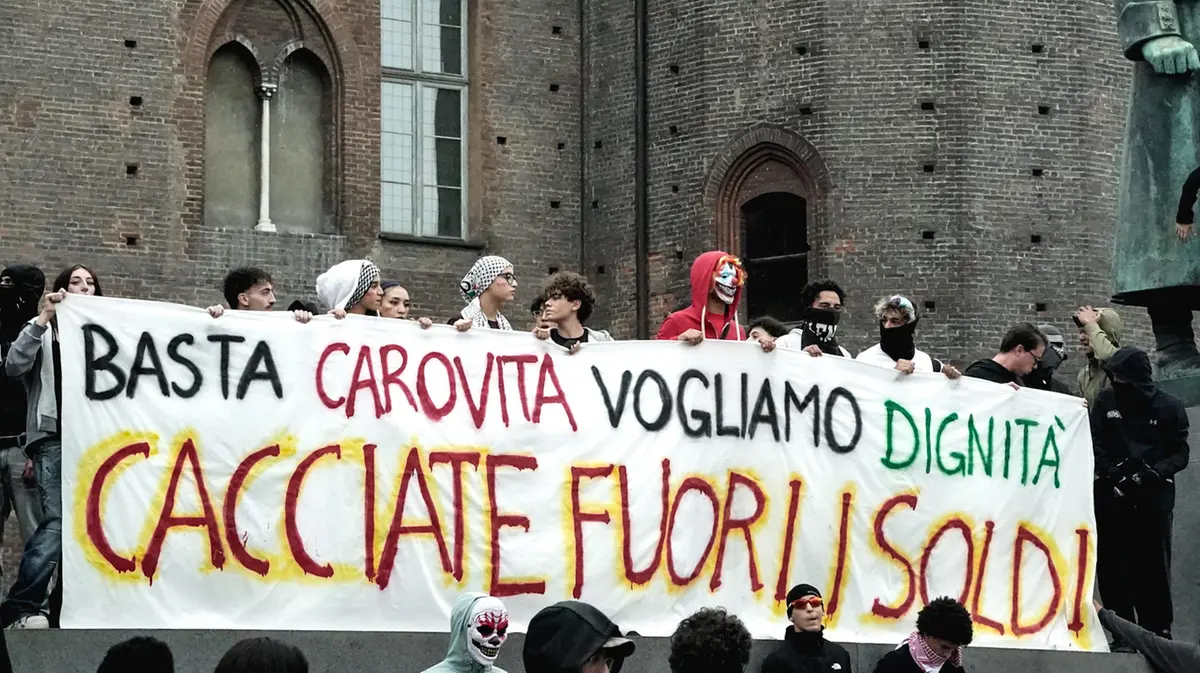 Un corteo contro il caro vita a Torino - Foto Ansa © www.giornaledibrescia.it
